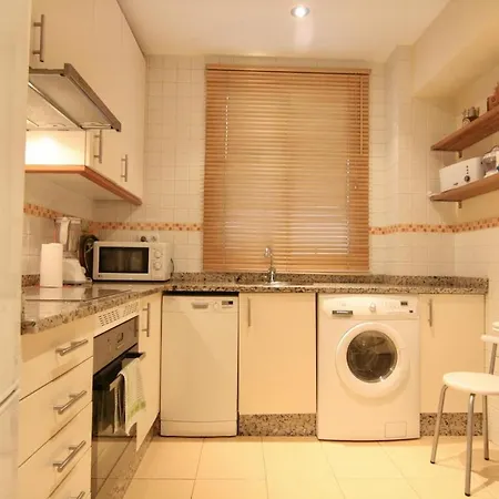 Comodo Y Amplio Apto En Camelias Cuatro アパート